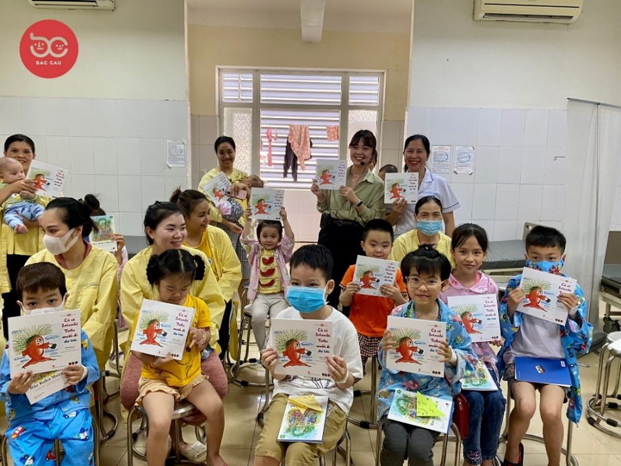 Hoạt động Đọc sách tại khoa Nhi các bệnh viện. 